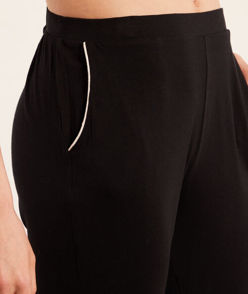 Pantalón liso negro.