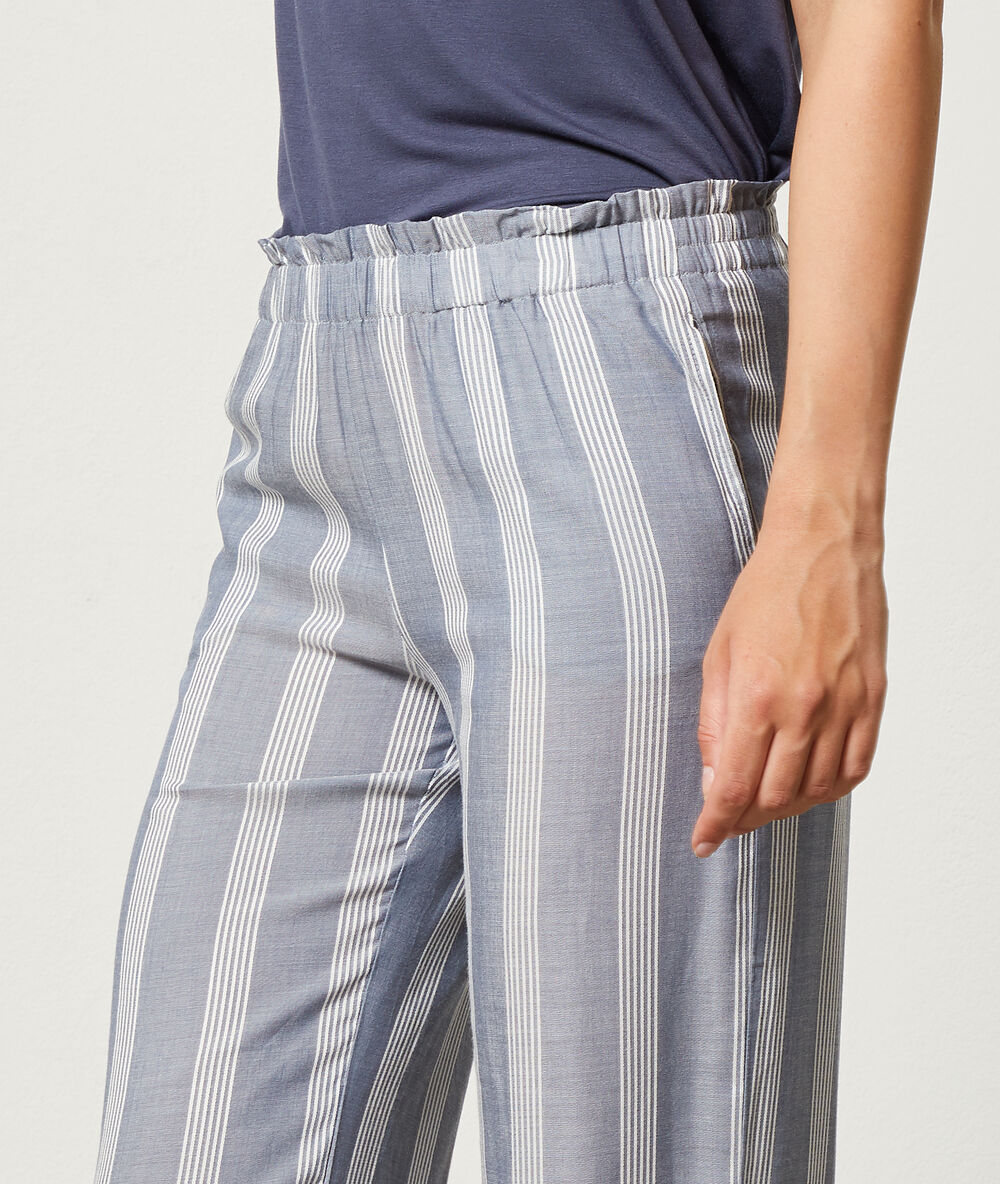 Pantalón estampado de rayas azul.