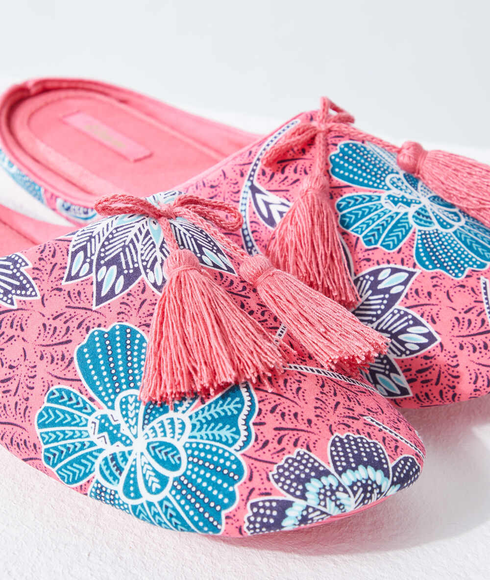 Zapatillas con pompones decorativos rojo.