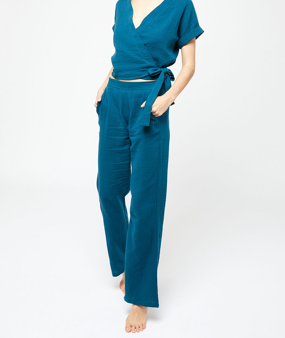Pantalón holgado azul.