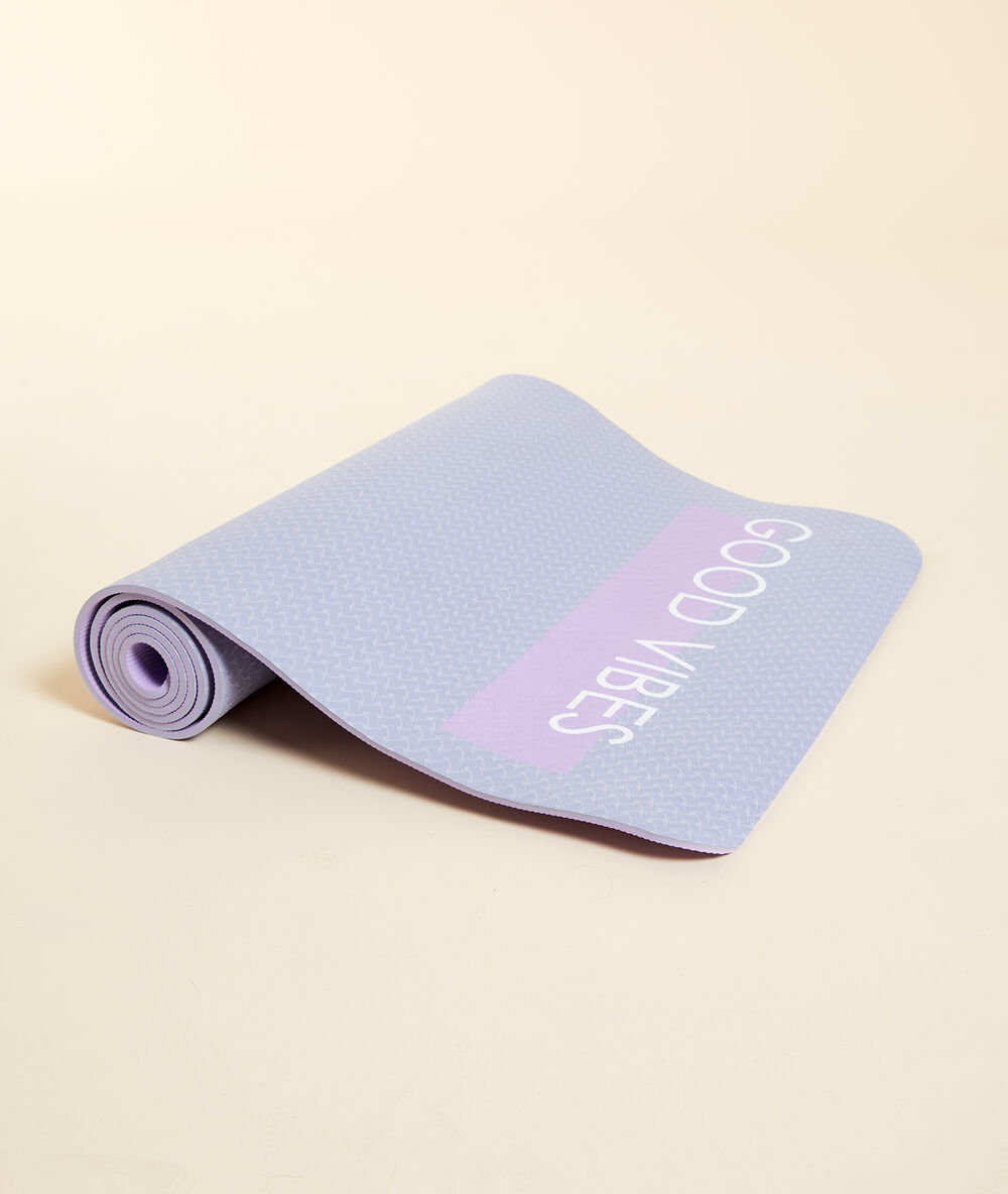Esterilla de yoga lila.