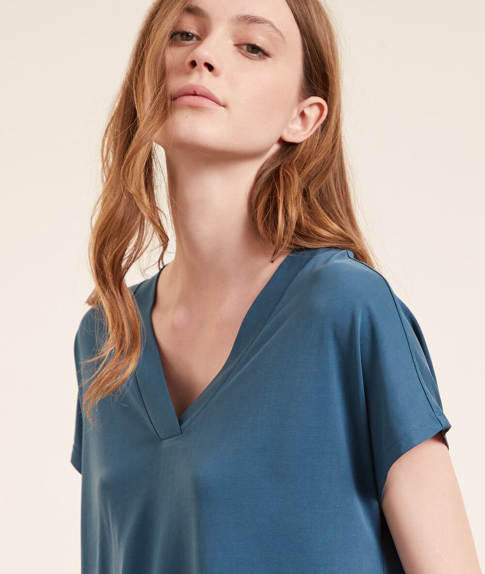 Camiseta manga corta, escote en v turquesa.