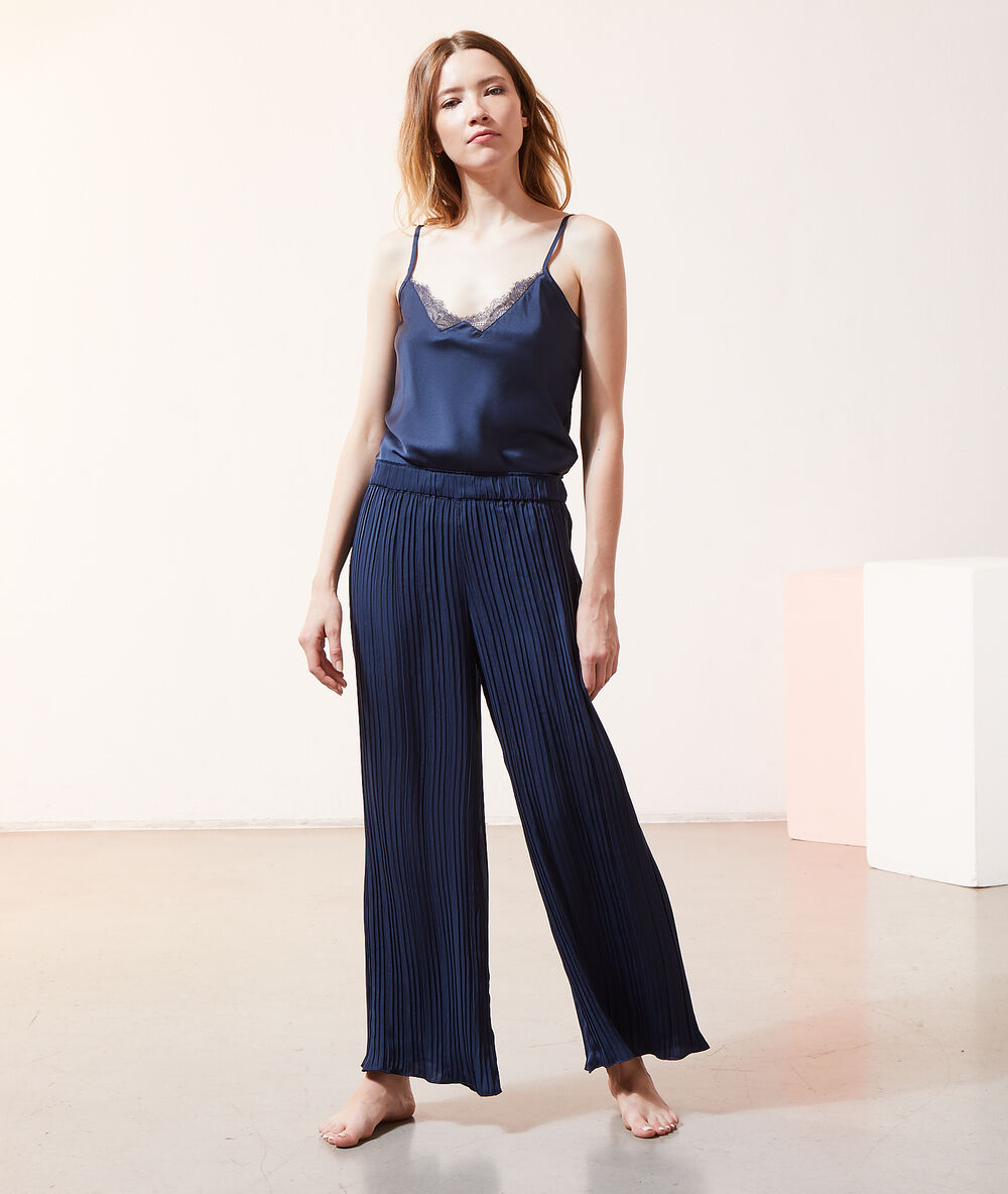 Pantalón ancho plisado azul marino.