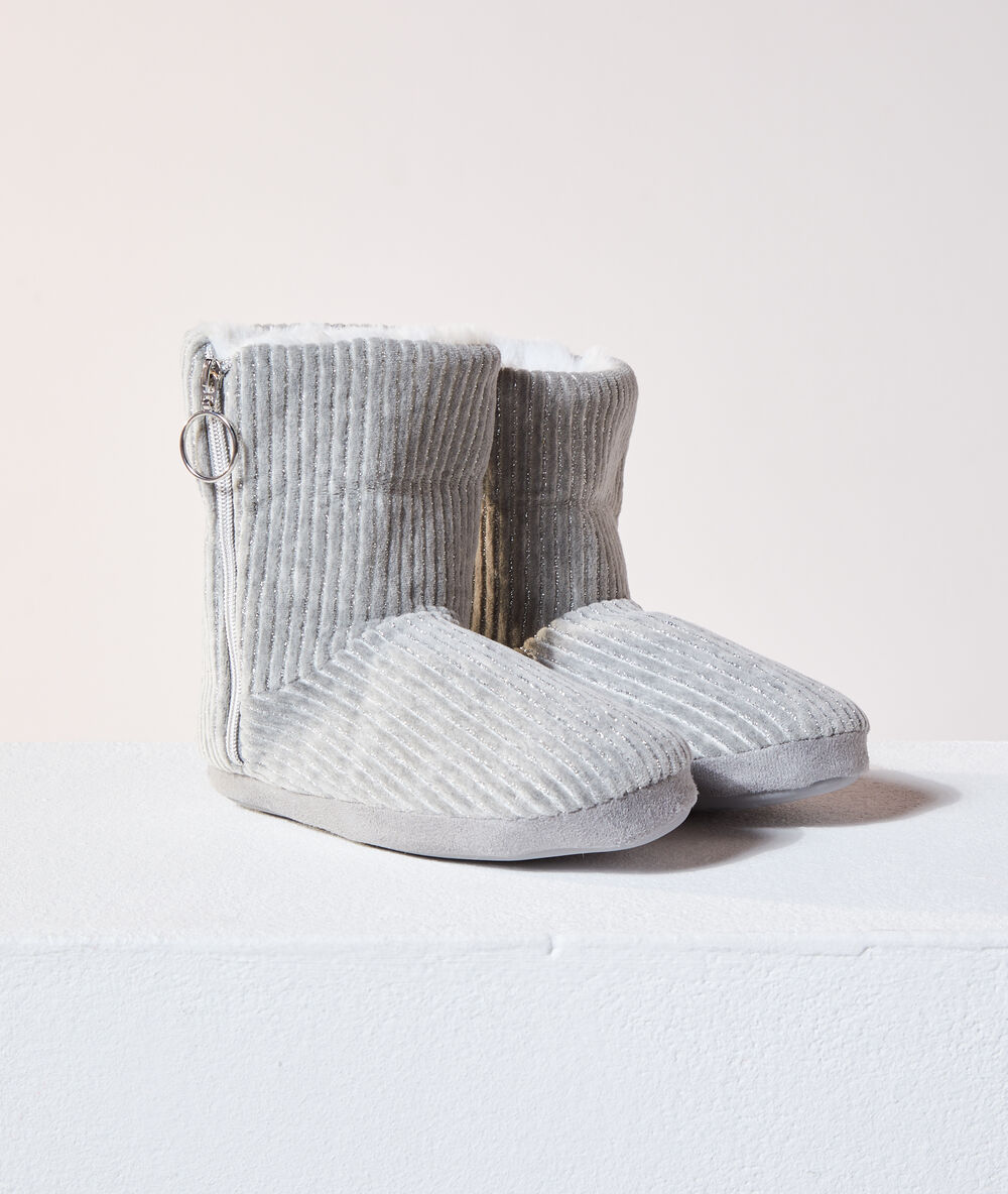 Zapatillas tipo botines con cremallera antracita.