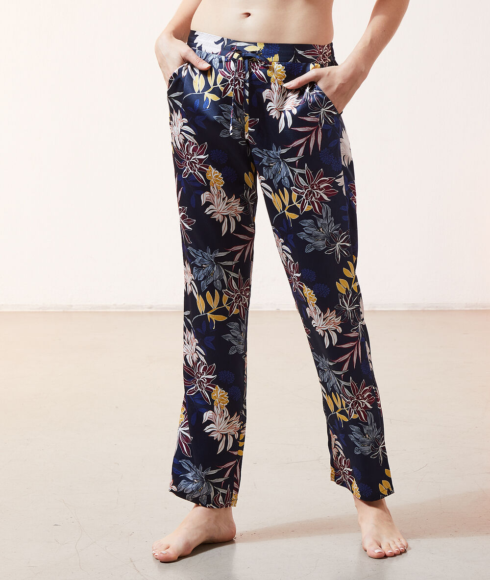 Pantalón satén estampado floral azul marino.