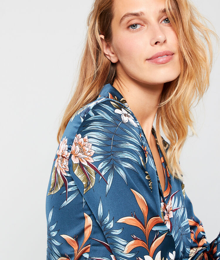 Camisa pijama de satén estampada azul.