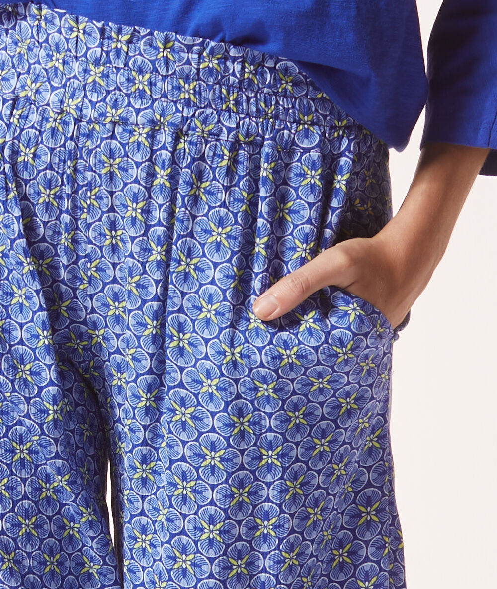 Pantalón 3/4 estampado azul.