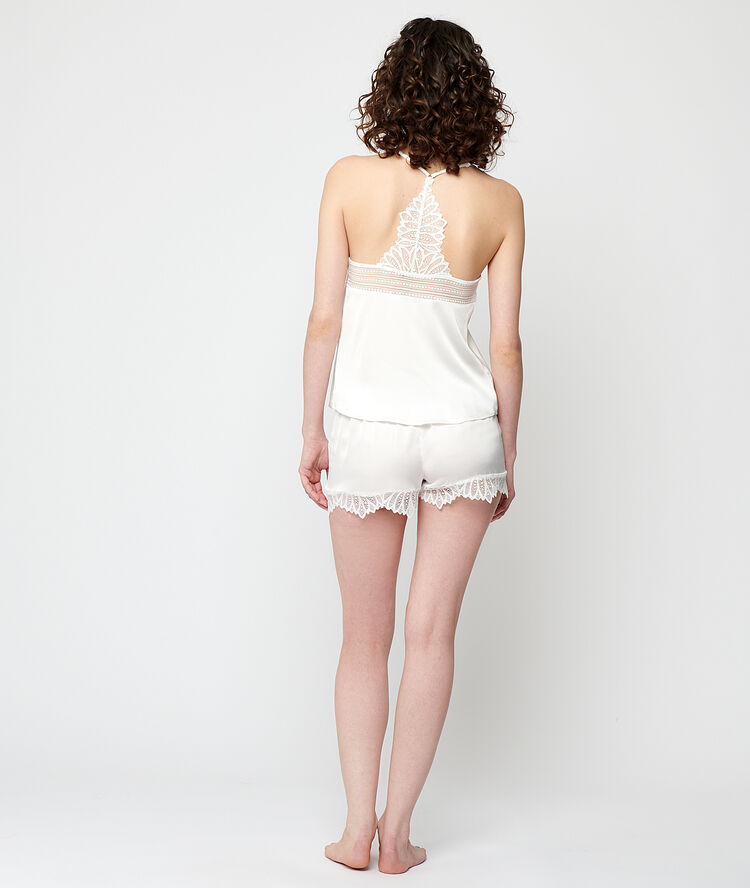 Pantalón corto de satén y encaje crudo.