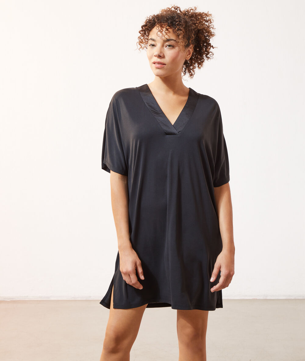 Chemise de nuit col satiné noir.