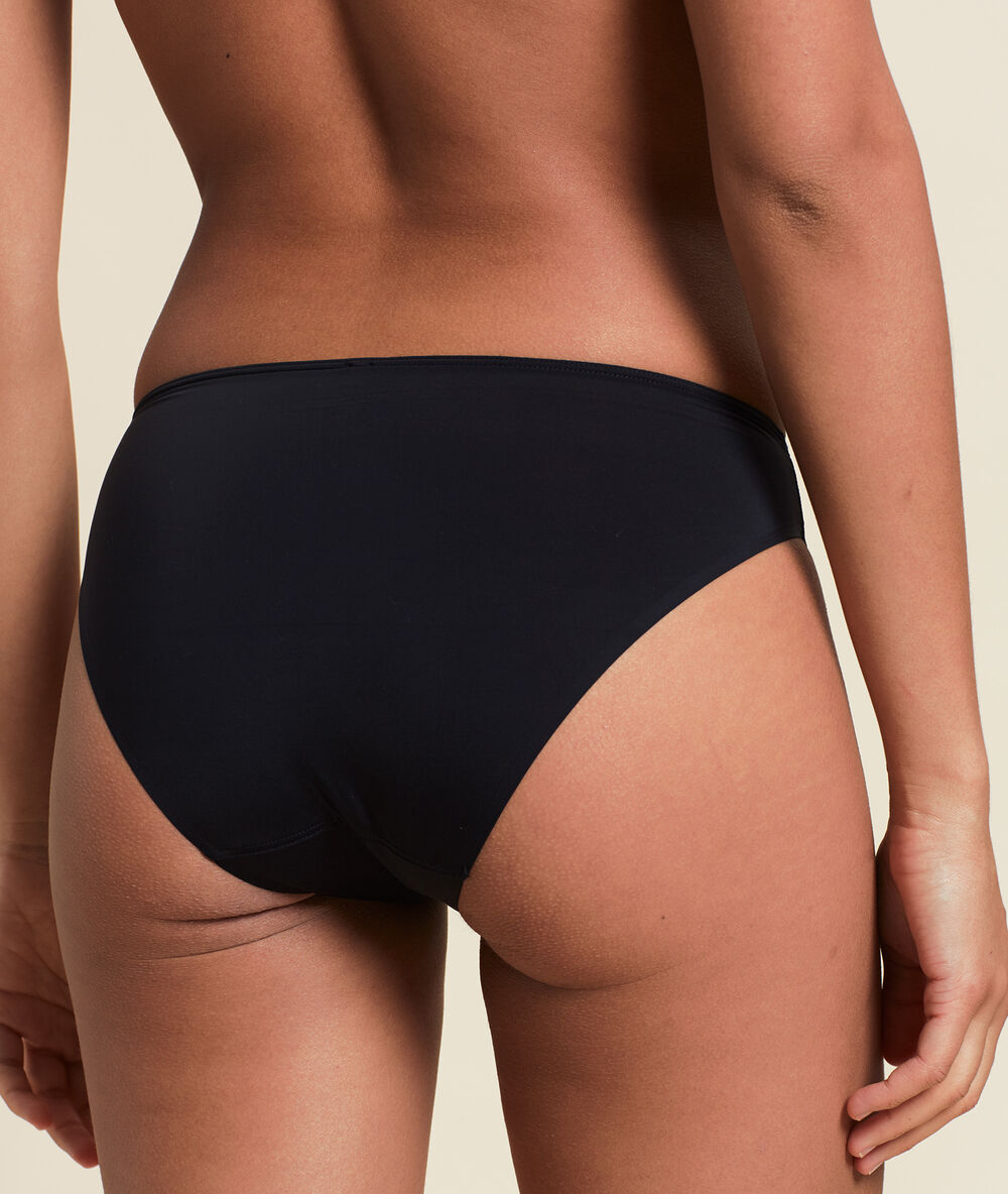 Braguita de microfibra negro.