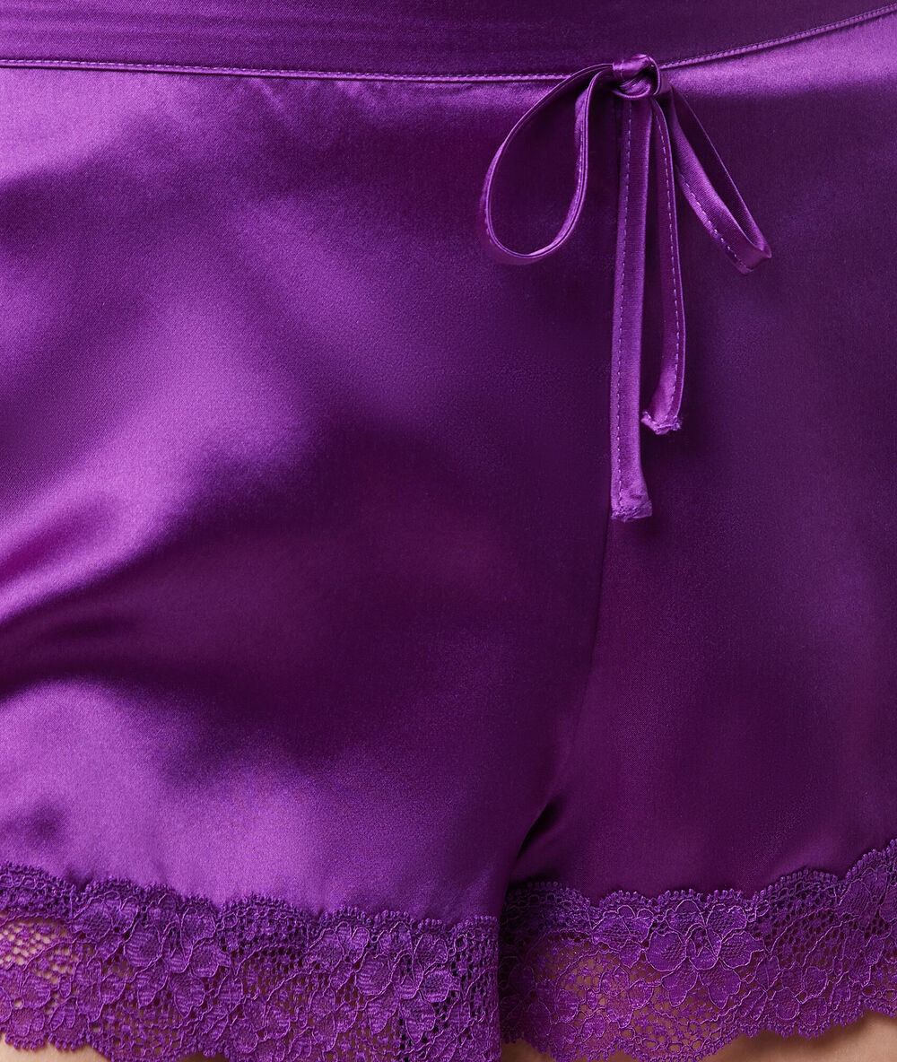 Pantalón corto de seda y encaje violeta.