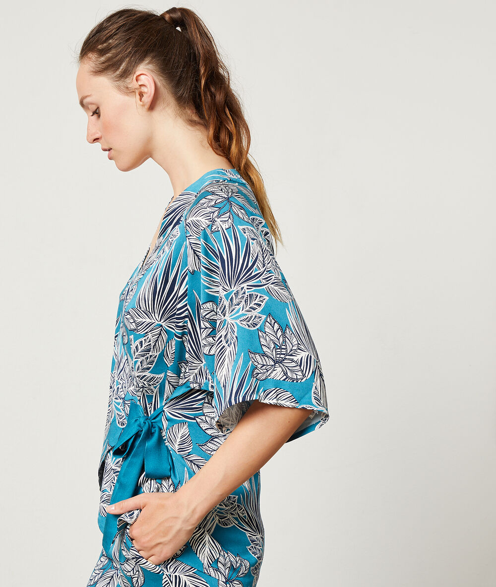 Camisa pijama anudada turquesa.