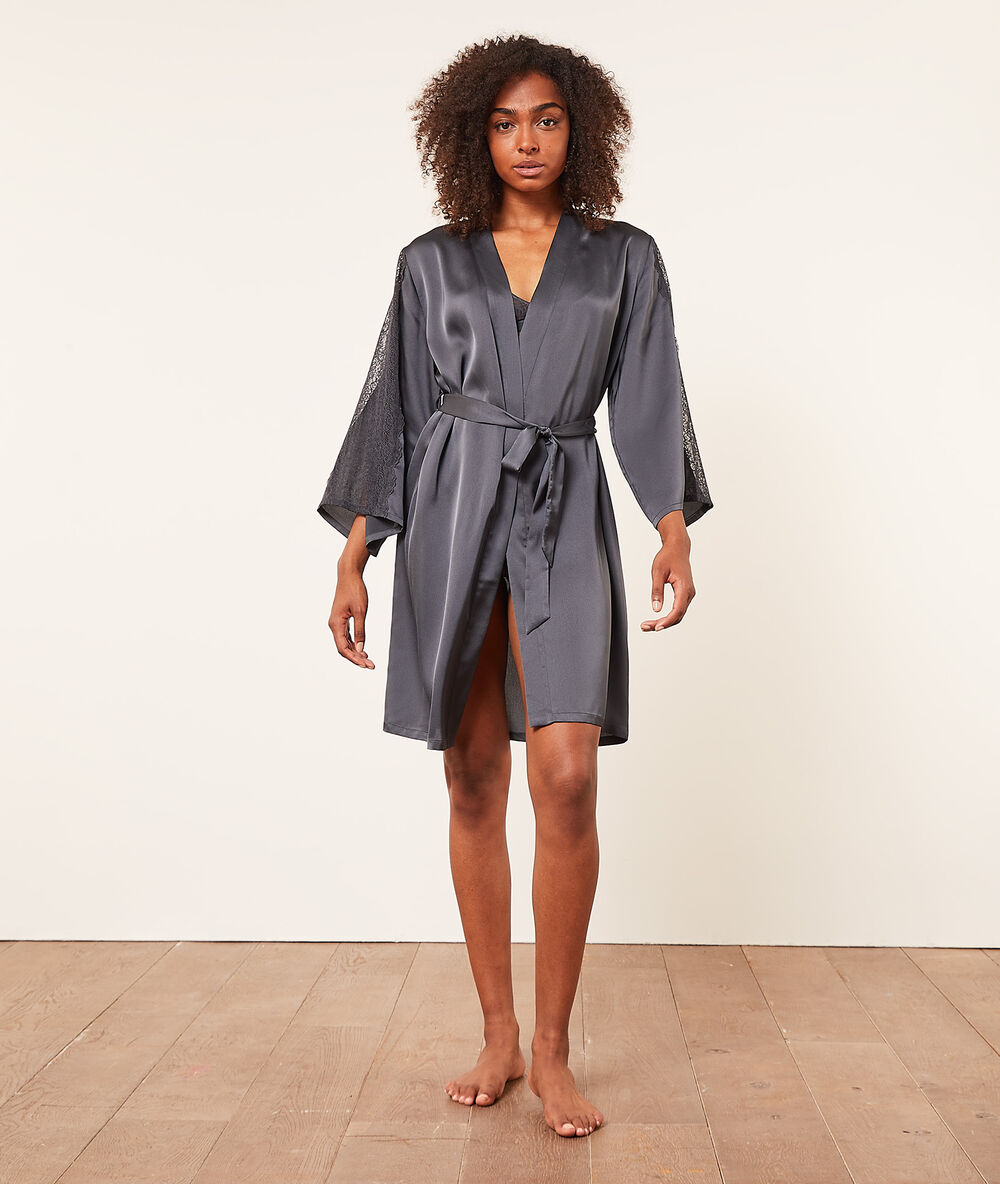 Kimono de satén con motivos de encaje antracita.