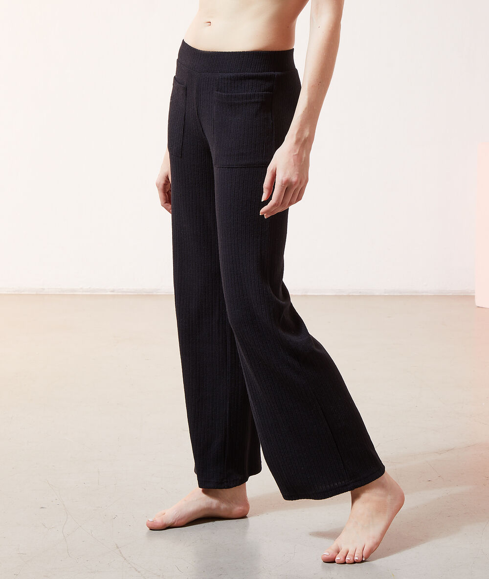 Pantalón canalé negro.