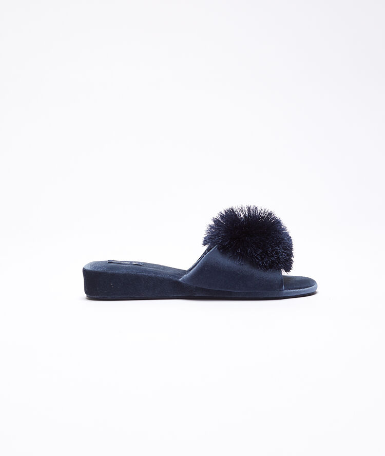 Zapatillas con pompones decorativos azul.