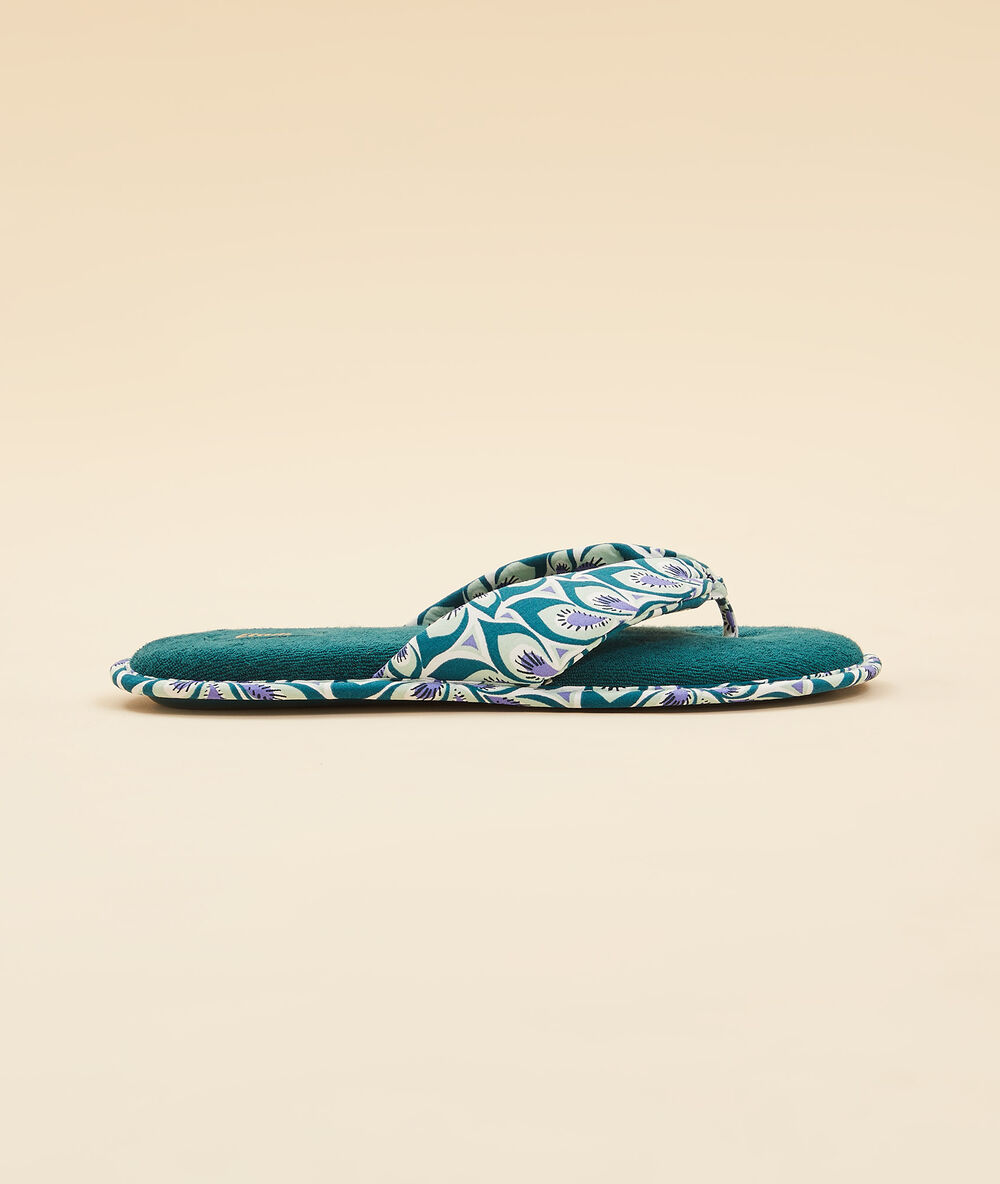 Zapatillas tipo chancla estampadas verde.