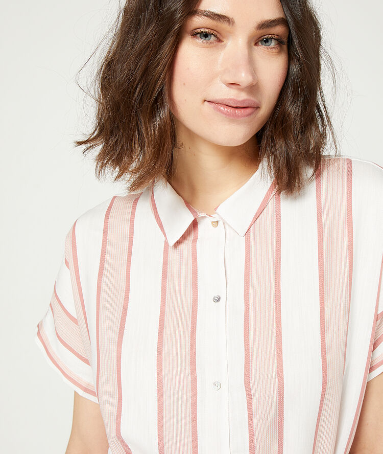 Camisón estampado de rayas rosa.