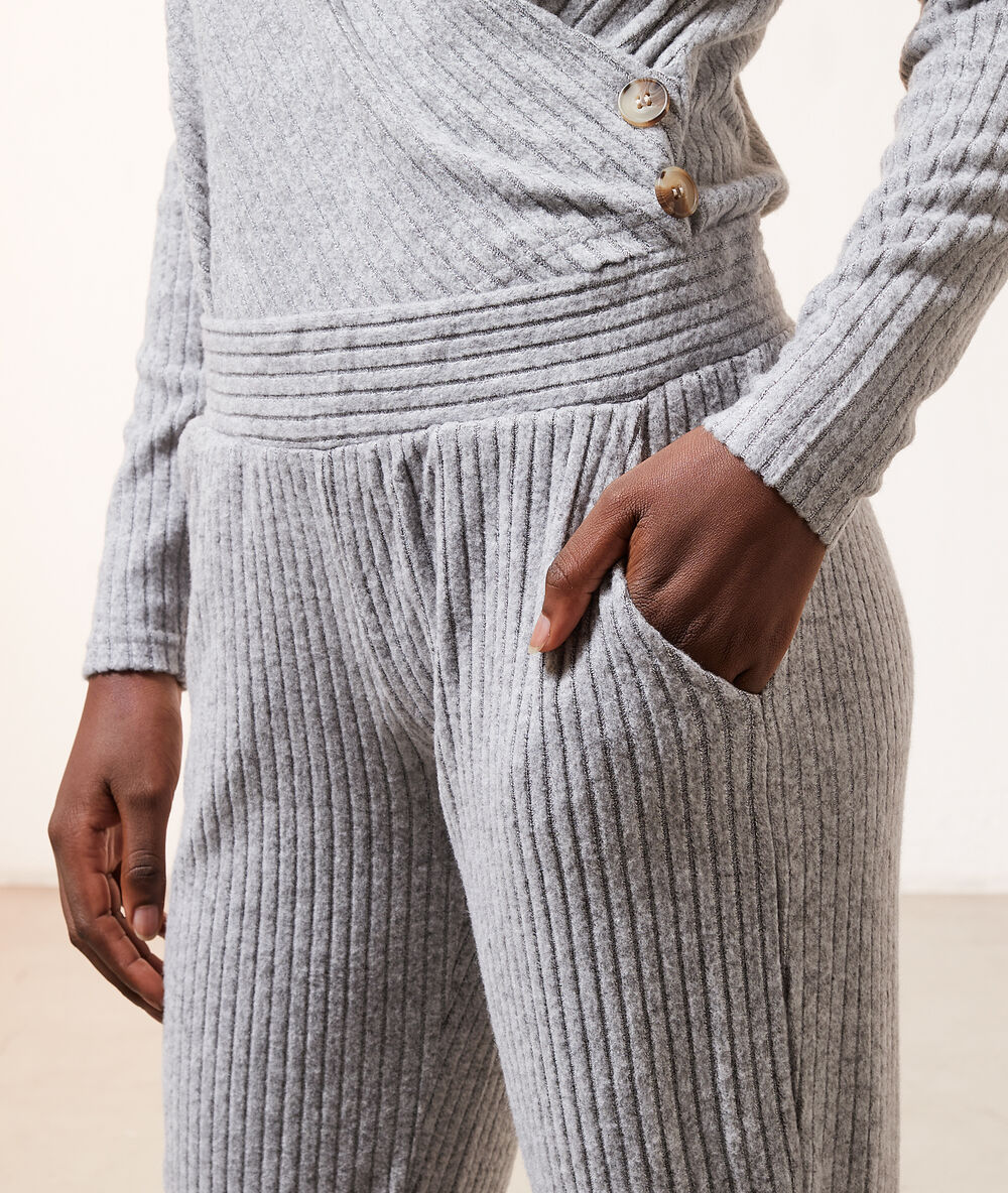Pantalon côtelé gris.