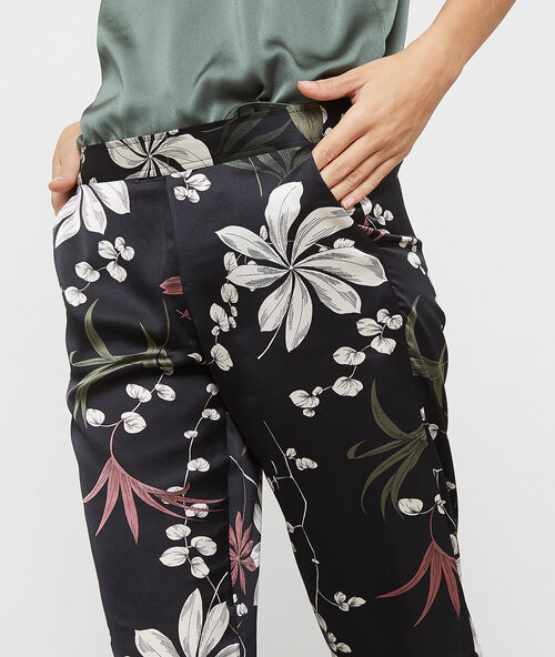 Pantalón de satén estampado floral negro.