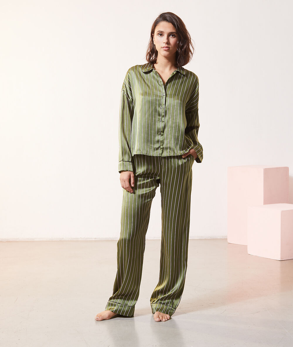 Chemise de pyjama en soie kaki.