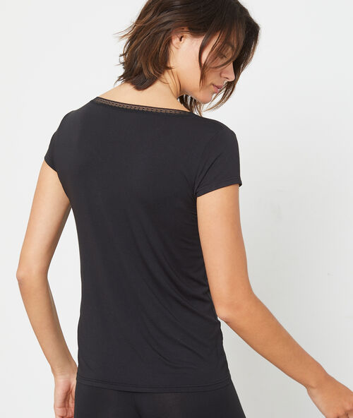 Camiseta escote en v de viscosa, motivos encaje negro.