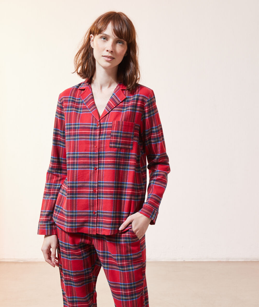 Chemise de pyjama à carreaux rouge.