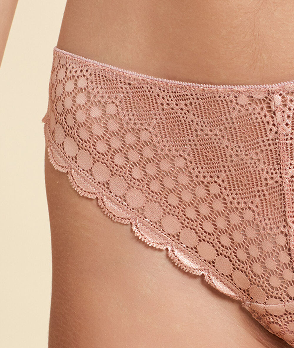 Tanga de encaje rosa.