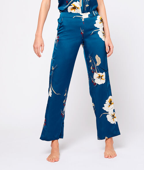 Pantal&oacute;n de sat&eacute;n estampado floral azul.