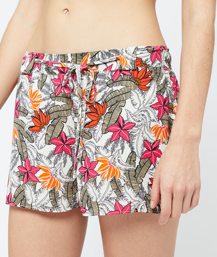 Pantalón corto estampado tropical rosa.
