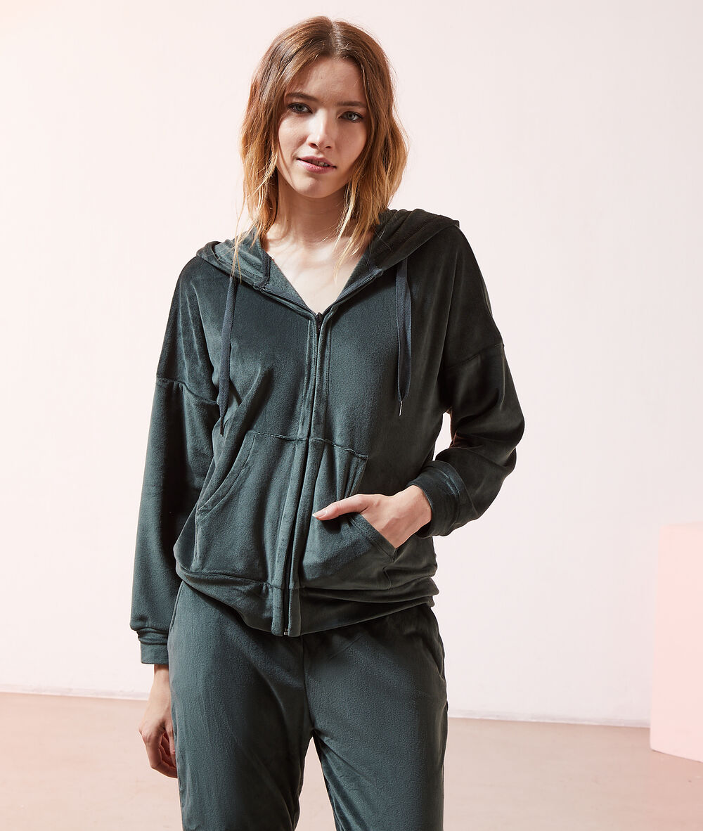Chaqueta con capucha caqui.