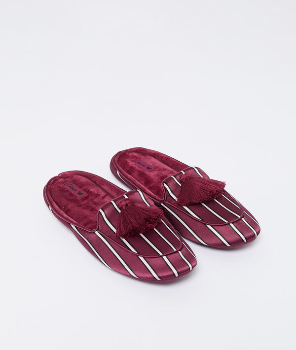 Zapatillas satinadas con pompones Zapatillas satinadas con pompones