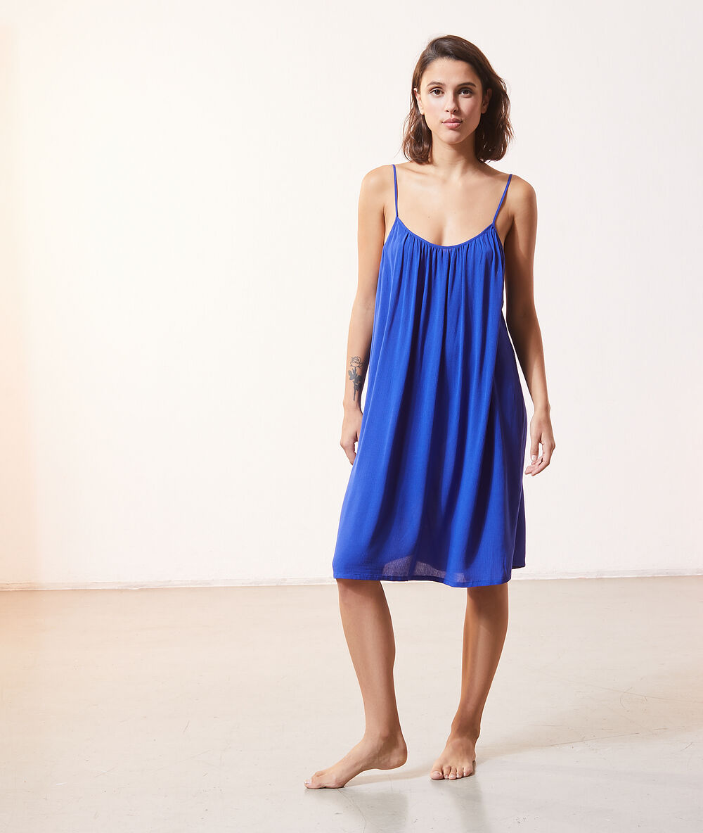 Camisón holgado azul.