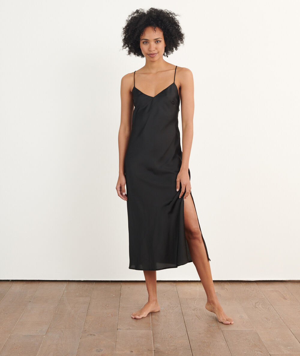 Camisón largo de satén negro.