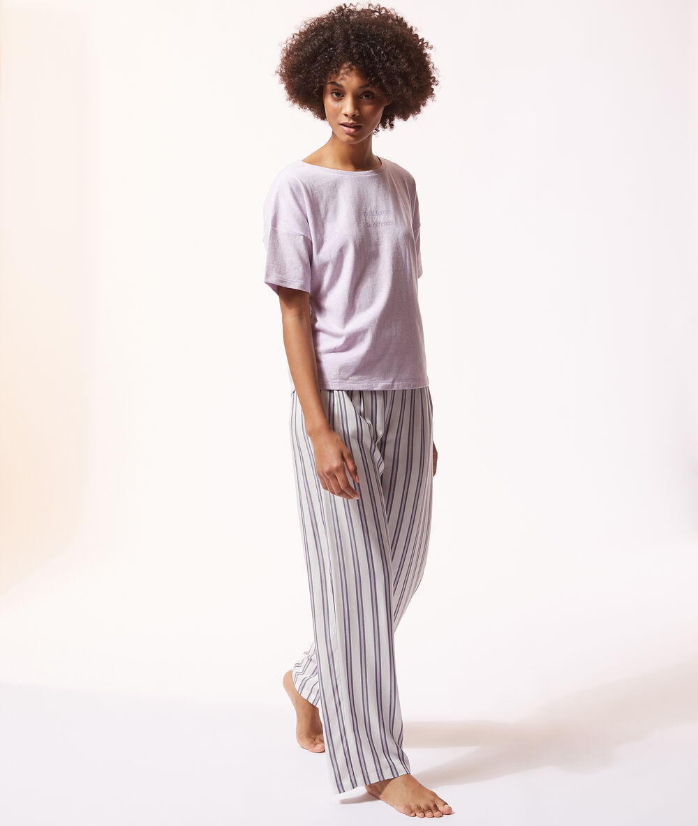 Camiseta 'be different' lila.