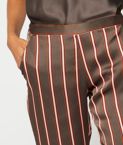 Pantalón de satén estampado de rayas topo.