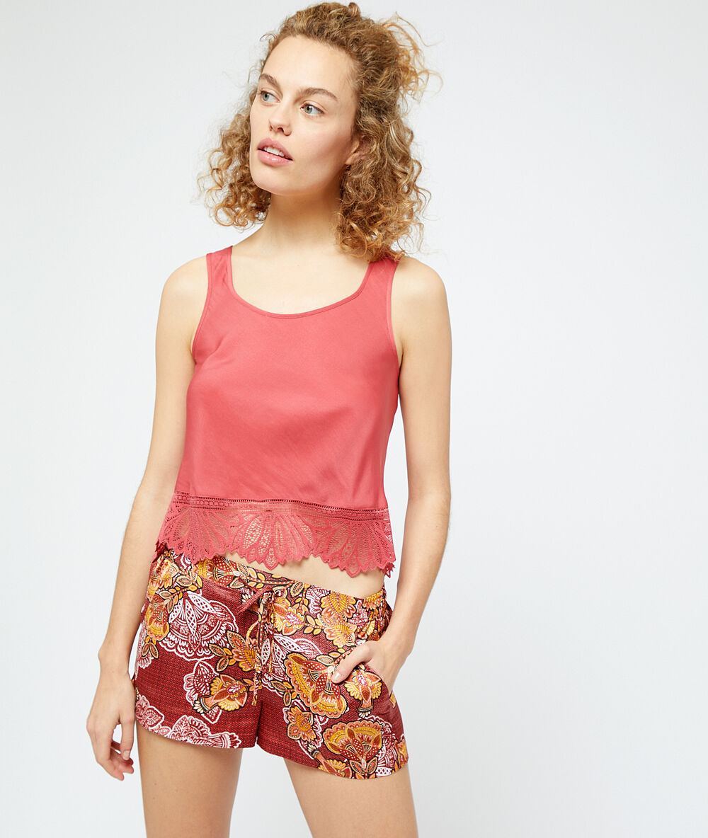 Pantalón corto estampado naranja.