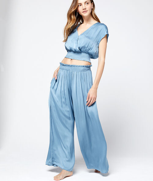 Pantalón de satén oversized azul cielo.