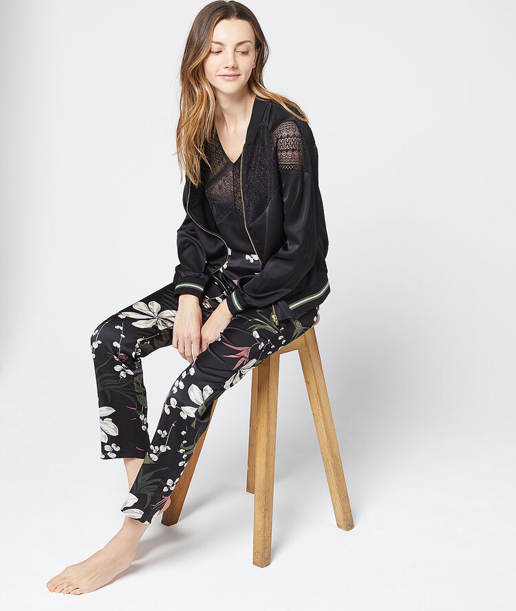 Chaqueta tipo bomber motivos de encaje negro.
