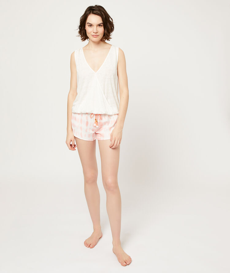 Pantalón corto estampado tie-dye coral.