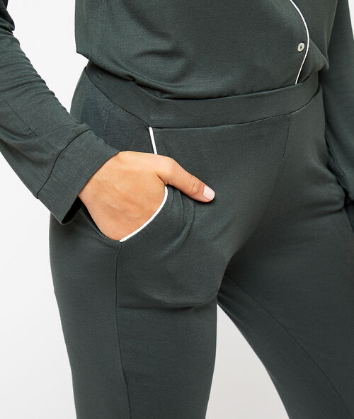 Pantalón liso caqui.