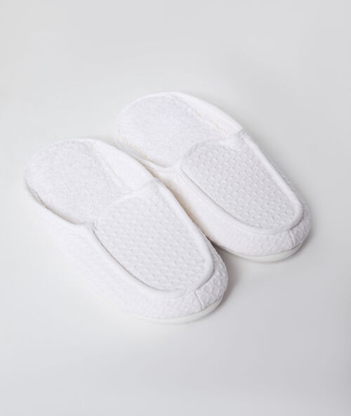 Zapatillas estampado relieve blanco.