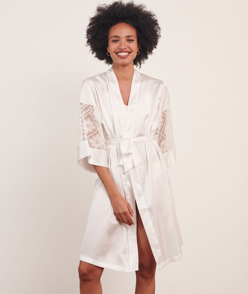 Bata tipo kimono, motivos de encaje crudo.