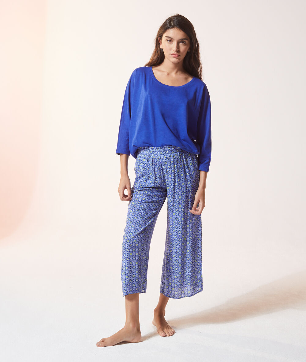 Pantalón 3/4 estampado azul.