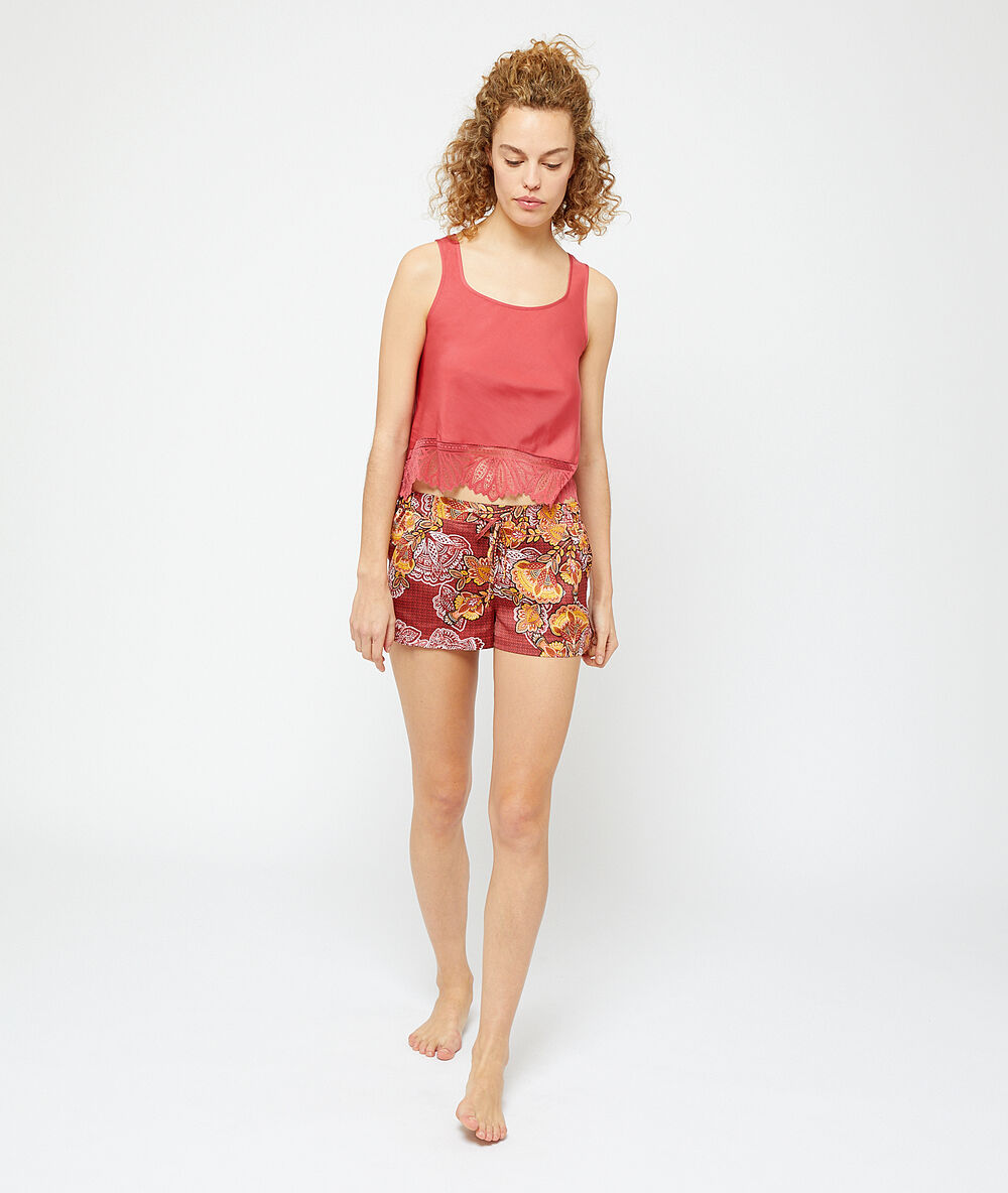 Pantalón corto estampado naranja.
