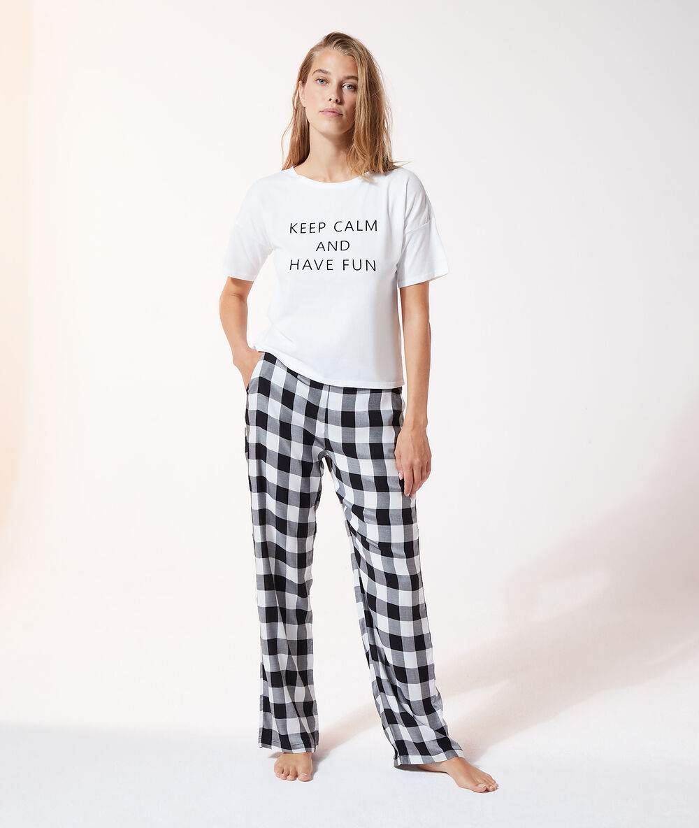 Pantalón estampado de cuadros negro.
