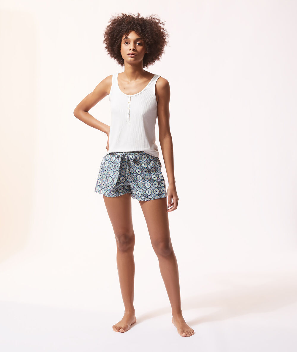 Pantalón corto estampado azul.