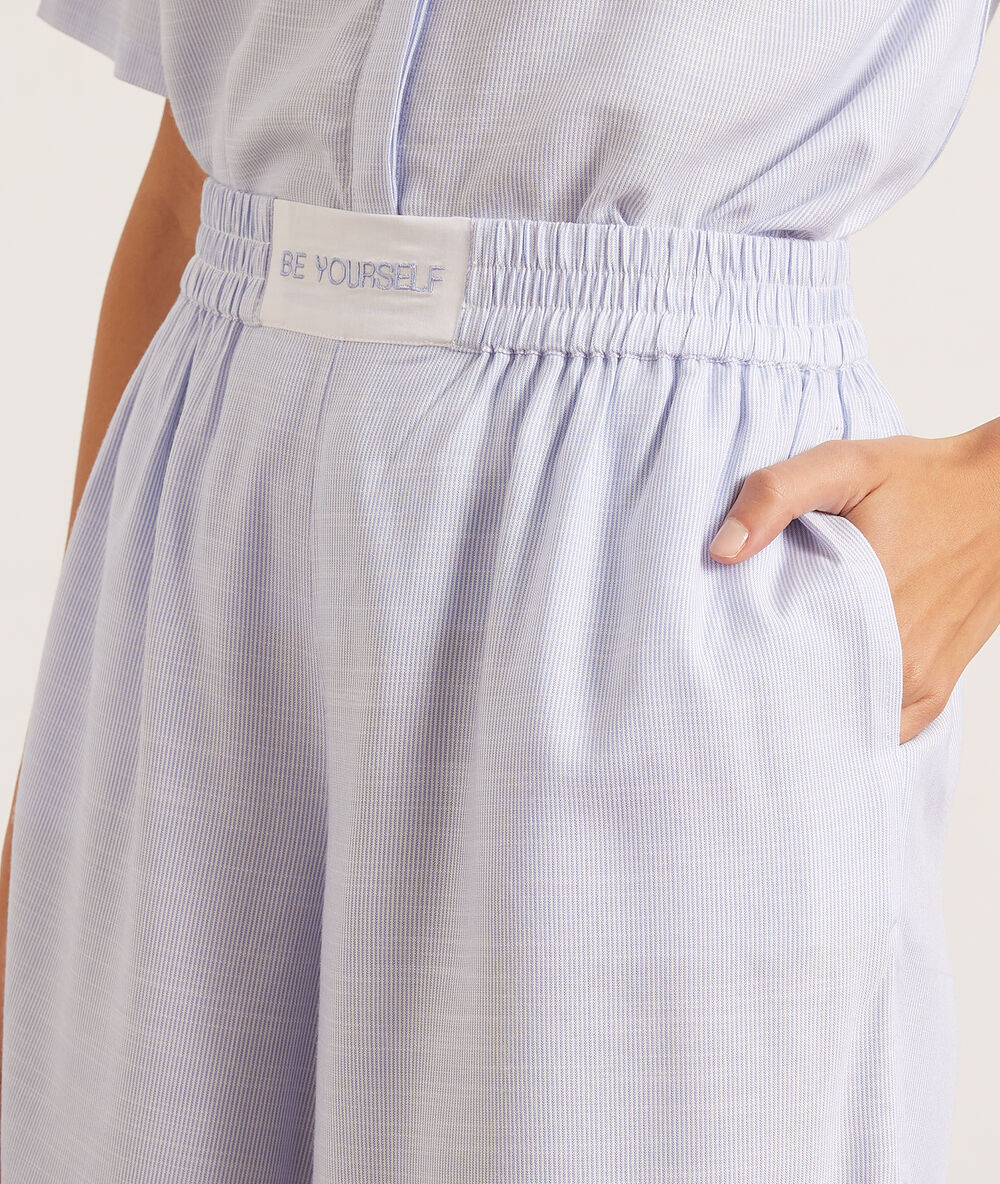 Pantalón corto liso azul.