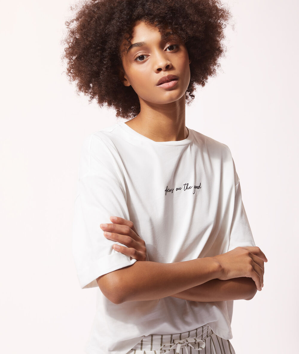 Camiseta 'focus on the good' crudo.
