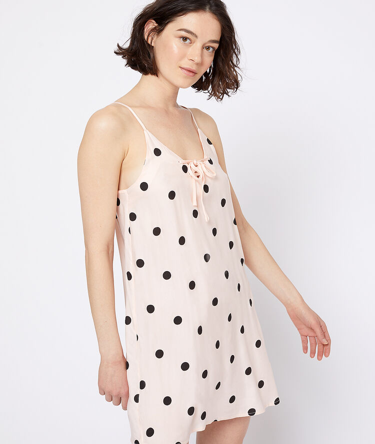 Camisón estampado de lunares rosa.