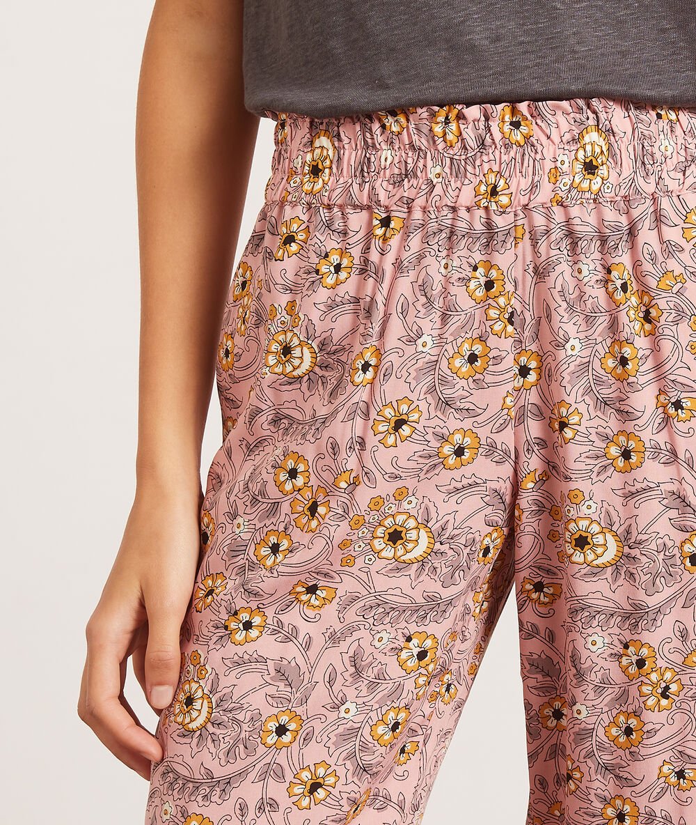 Pantalón pijama estampado floral rosa.